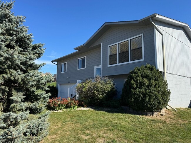 Bright and spacious split-entry home with ... - Bright and spacious split-entry home with ...