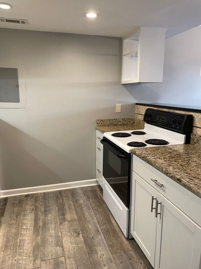 Foto del edificio - Great 2BR Townhome close to Downtown Franklin