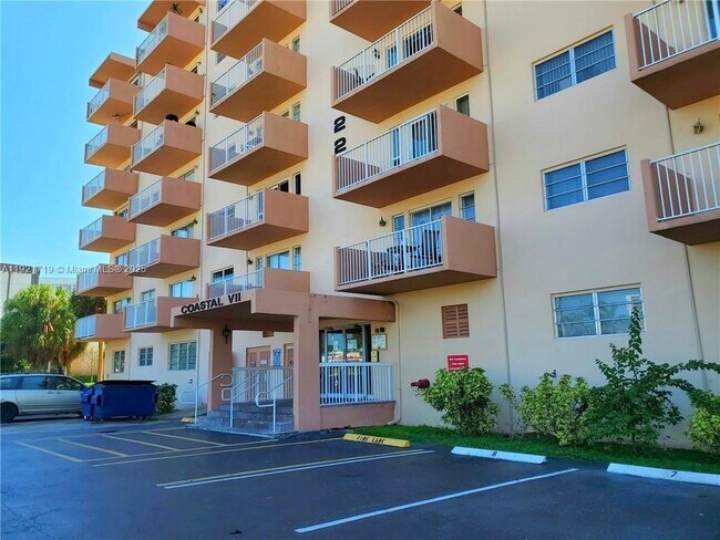 Foto del edificio - 2200 E Hallandale Beach Blvd