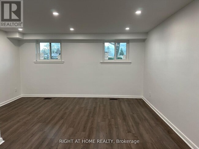 Building Photo - 606 Lansdowne Dr