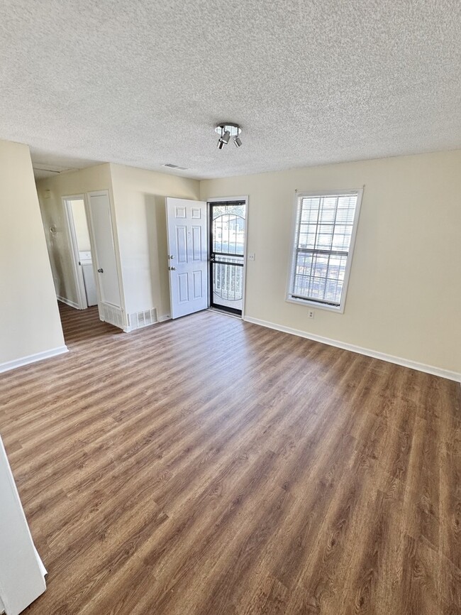 Foto del edificio - 2955 Lake Park Rd
