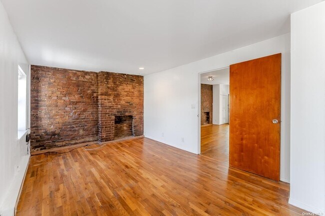 Building Photo - 5-49-49 51st Ave