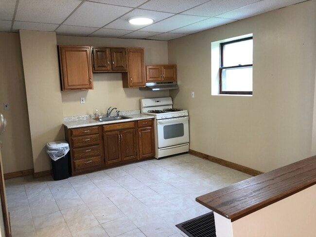 Building Photo - 831 W 33rd Pl