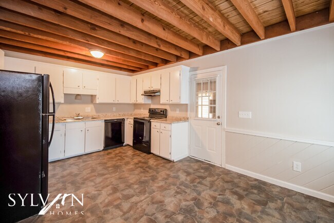 Building Photo - Feel right at home in this 4 BR, 2 BA home