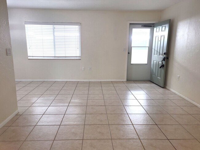 Building Photo - Annual Unfurnished Venice Island Condo – B...