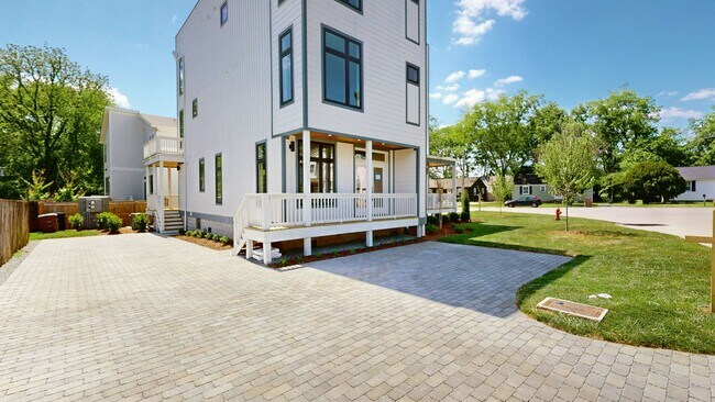Foto del edificio - NEW BUILD with Rooftop!