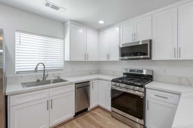 Foto del edificio - 2111 Tulare St