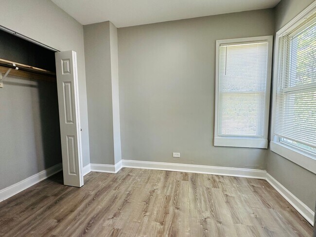Foto del edificio - 5350-5352 W Division St