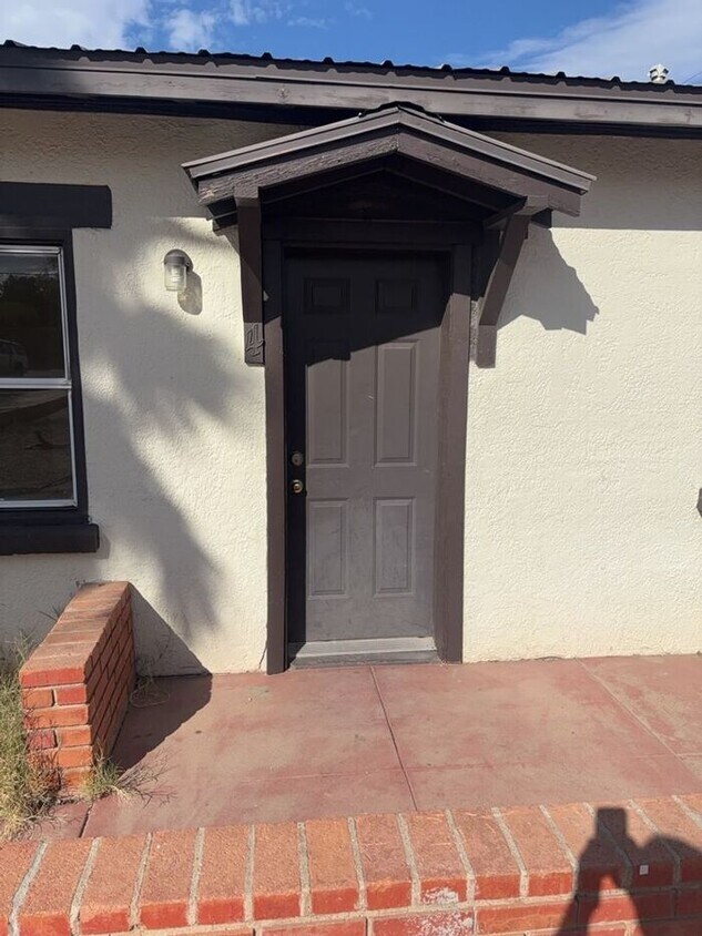 Foto principal - Bright, easy living at this charming 1 bed...