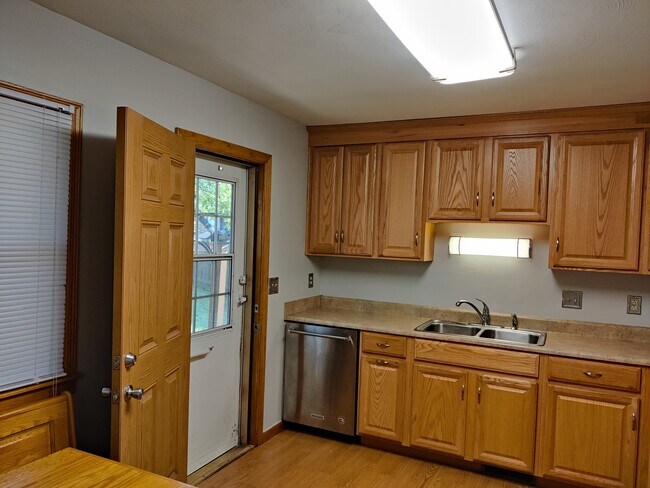 Kichen - 8104 Burdette St