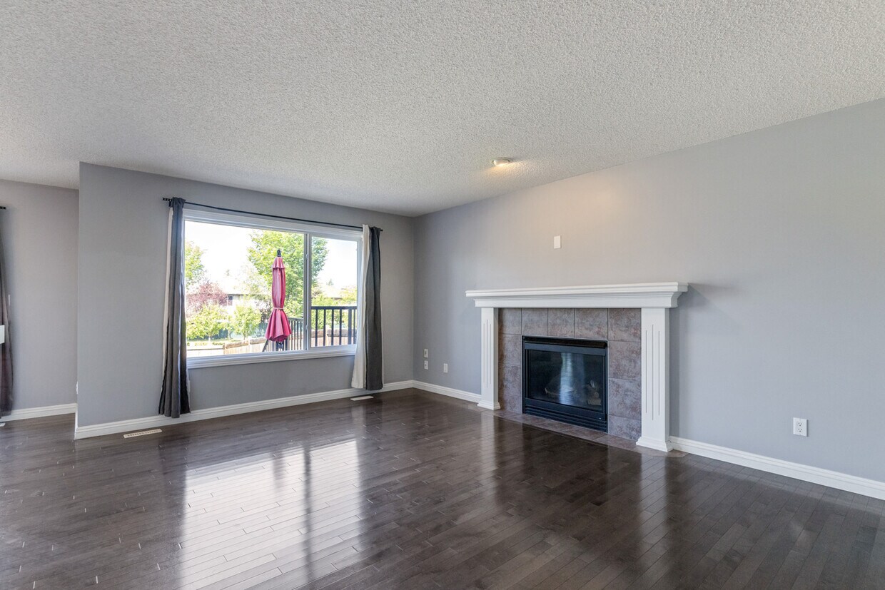 Primary Photo - 1020-118A 118a St SW