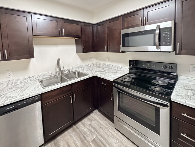 Cedarstone Kitchen - Renovated - Cedarstone & Oak Leaf