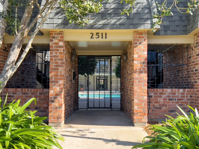 Foto del edificio - 2511 Metairie Lawn Dr