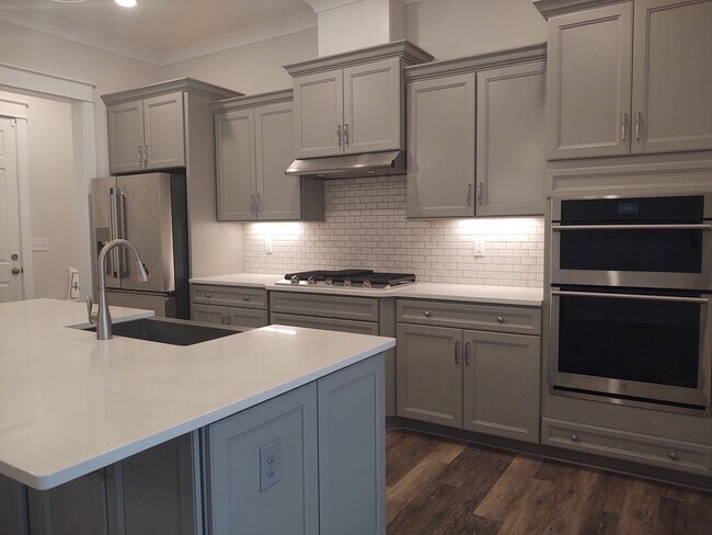 Building Photo - Move-in ready Townhome located in Blanchar...