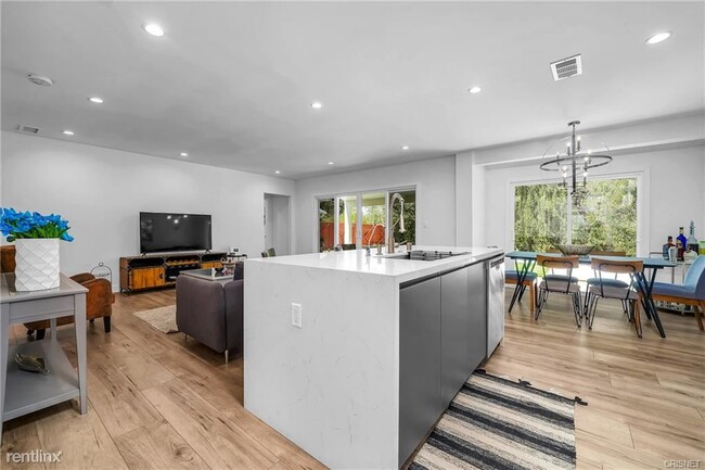 Building Photo - 3 br, 3 bath House - 22015 Mulholland Way