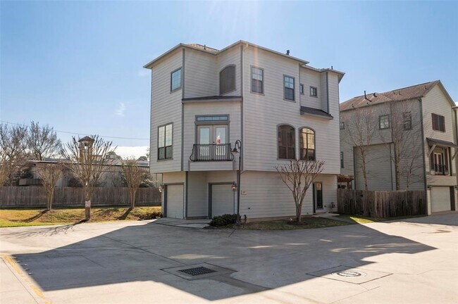 Foto del edificio - 835 Garden Oaks Trce