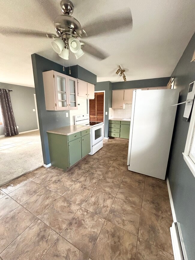 Building Photo - 908 Hillside Dr