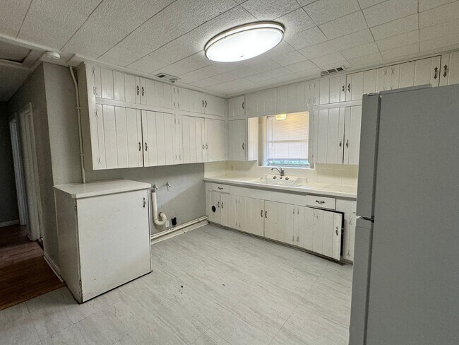 Building Photo - Cute house for rent!