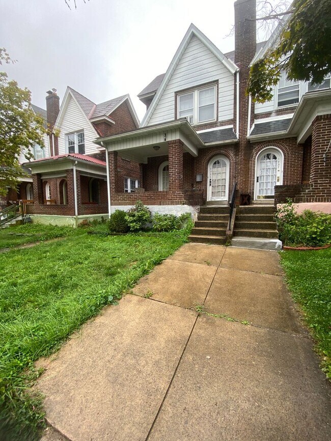 Building Photo - 3 BEDROOM TOWNHOUSE