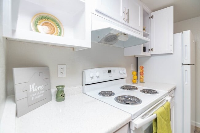 Building Photo - 2405 Walnut Ave