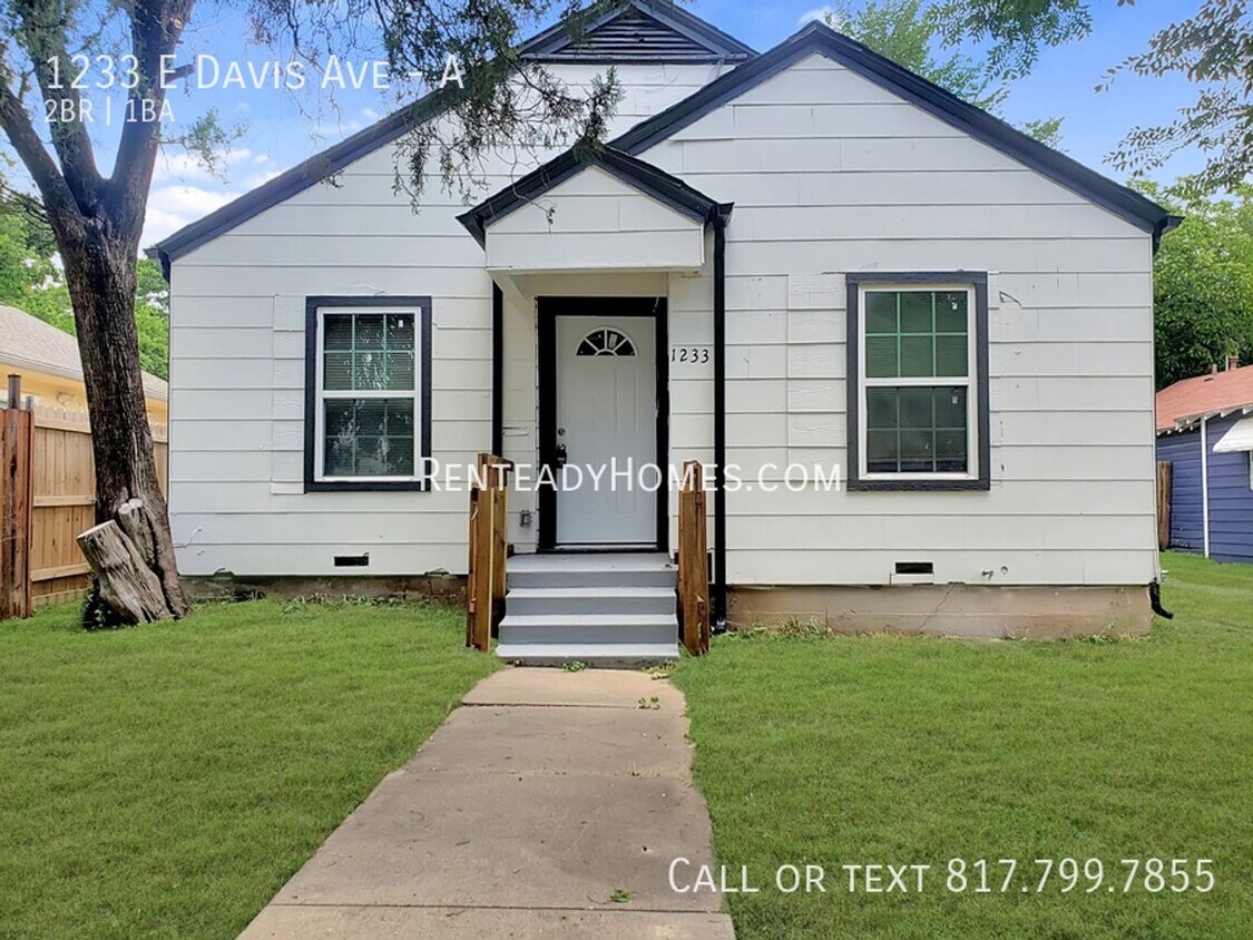 Primary Photo - 1233 E Davis Ave