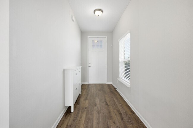 Foto del edificio - Beautiful 4 Bedroom, 2 Bathroom Home featuring a spacious open-concept layout designed for comfor...