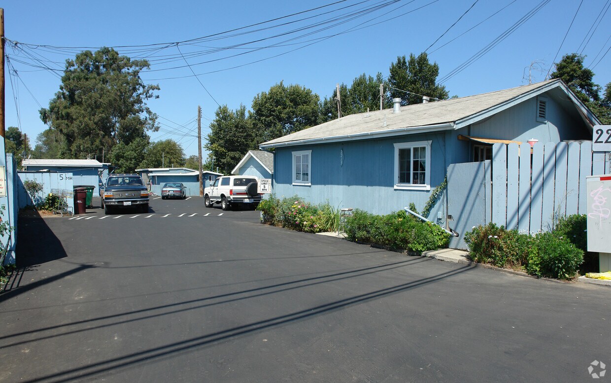 Building Photo - 2215 E Lake Ave