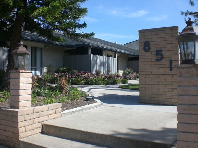 Building Photo - 851 Domingo Dr