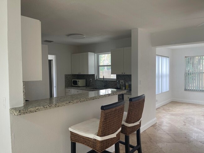 Building Photo - 927 W Royal Palm Rd