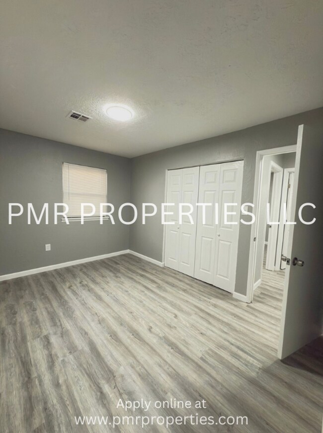 Building Photo - 4 Bedrooms/2 Bathrooms House