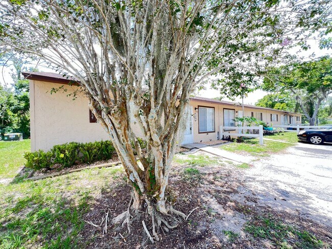 Building Photo - NEWLY RENOVATED 3 Bedroom/2 Bath Unit! Was...