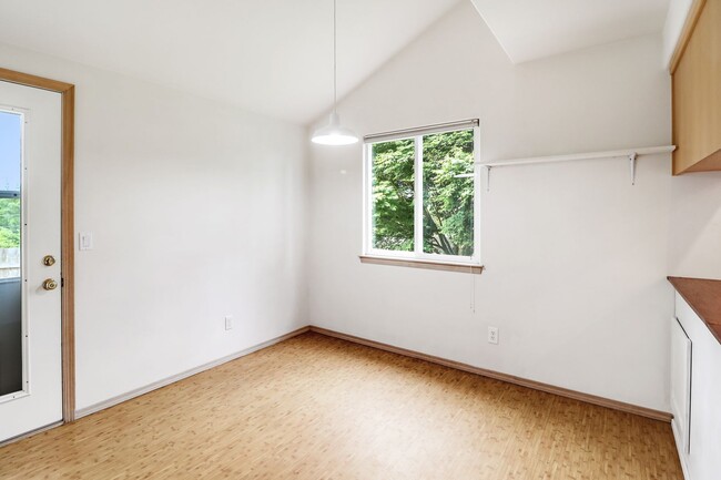 Building Photo - 3 Bedroom 2.5 Bathroom - Pet Friendly - Fe...