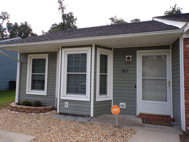 Building Photo - 2121 Rolling Ridge Dr