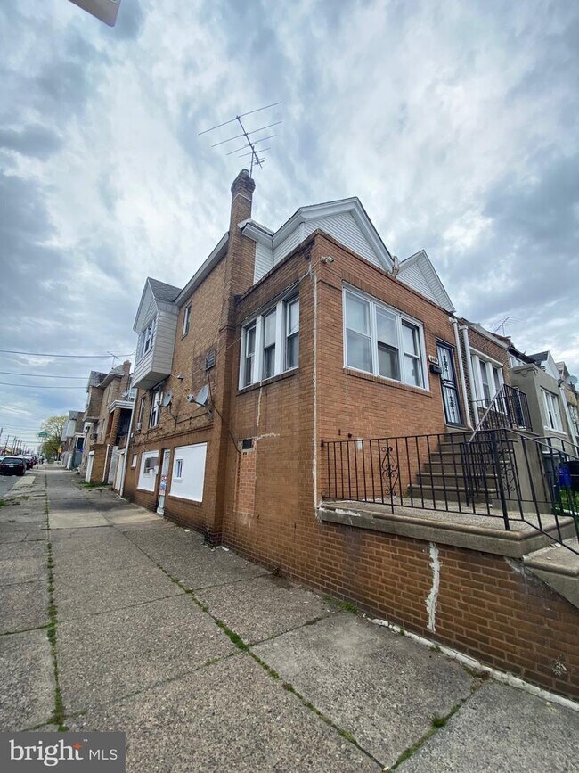 Building Photo - 6449 Chelwynde Ave