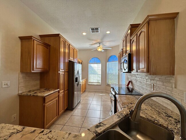 Foto del edificio - 4 Bedroom 2 Bath Single Family Home in Orl...