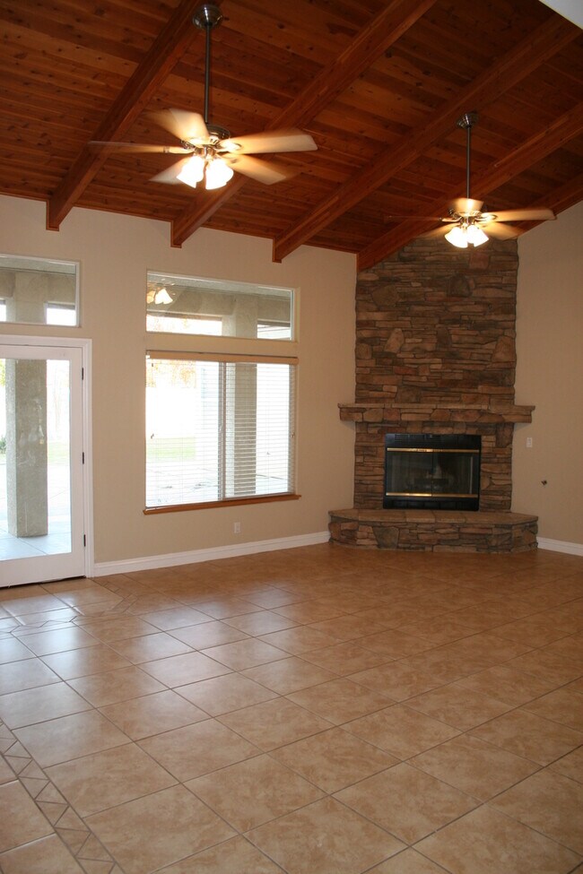 Building Photo - Beautiful 4 Bed + Office & 3 Bath in Stone...