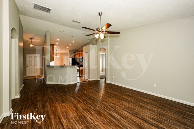 Building Photo - 403 W New England Dr