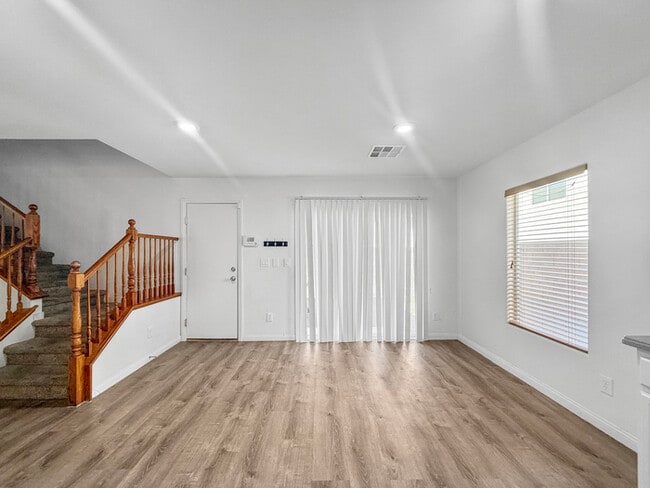 Building Photo - Charming 3-Bedroom, 2.5-Bath Home in a Des...
