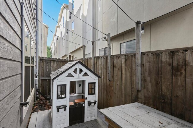 Building Photo - 779 Waverly St