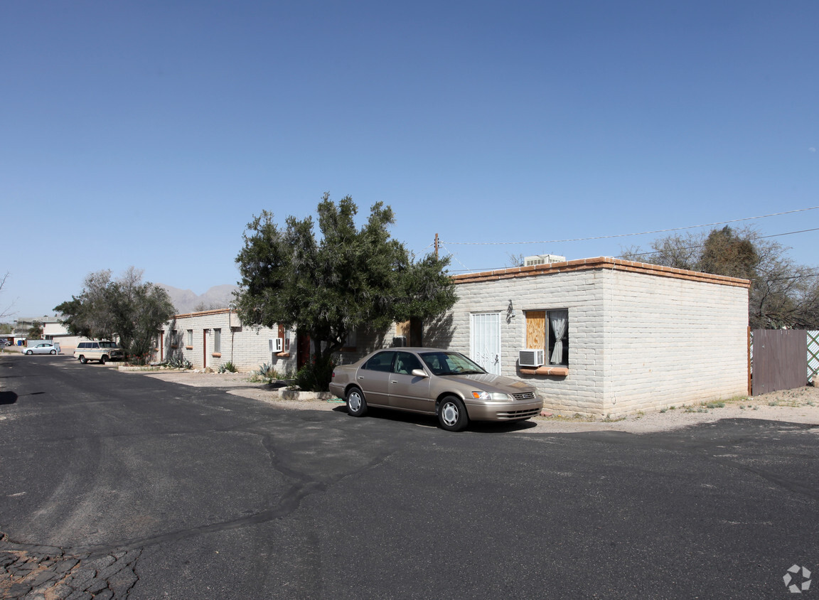 Primary Photo - 446 E Calle Arizona