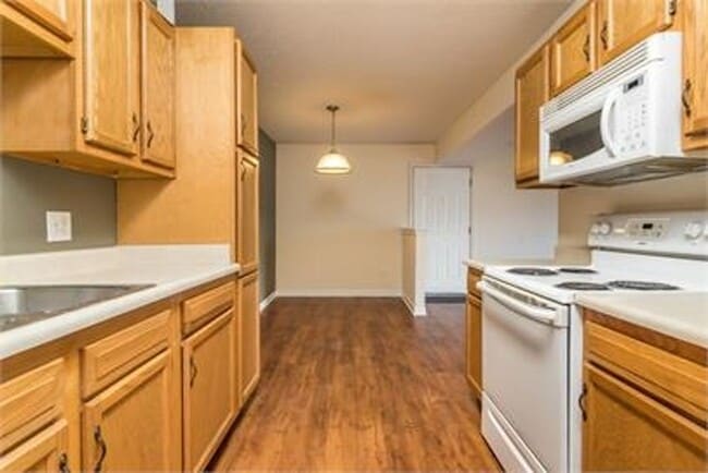 Photo - Creek Pointe Apartment