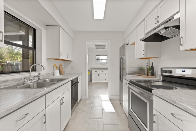 Foto del edificio - 4823 Pine Needle Dr