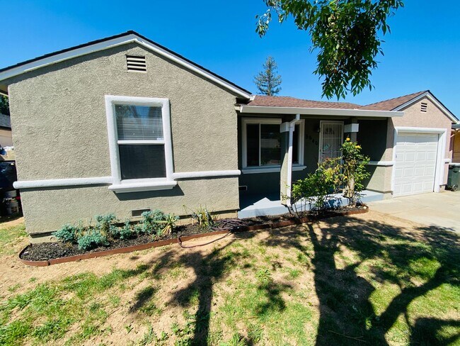 Building Photo - $300 MOVE_IN BONUS. Adorable 2 Bedroom Hom...
