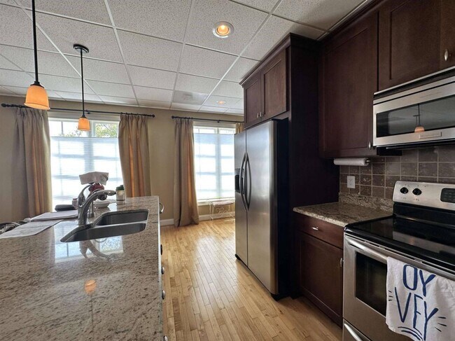 Building Photo - 1050 Parkside Cmns