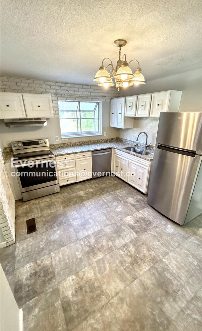 Building Photo - 2185 Cottontail Dr