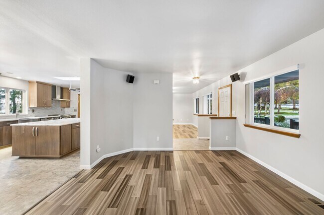 Foto del edificio - Immaculately maintained rambler in Sammamish with huge yard!!