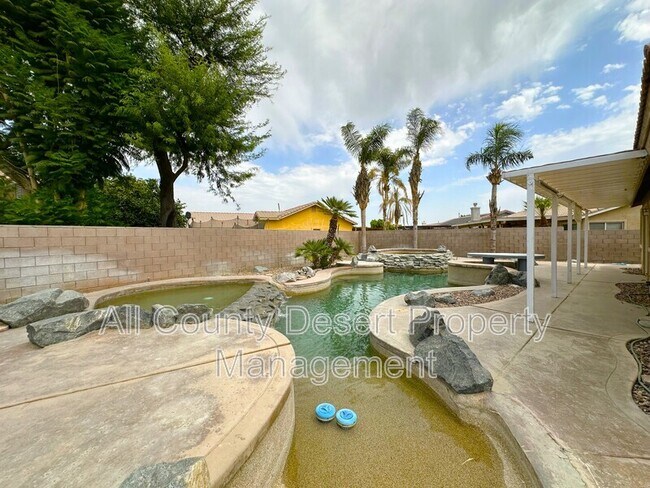 Foto del edificio - 45420 Deerbrook Cir