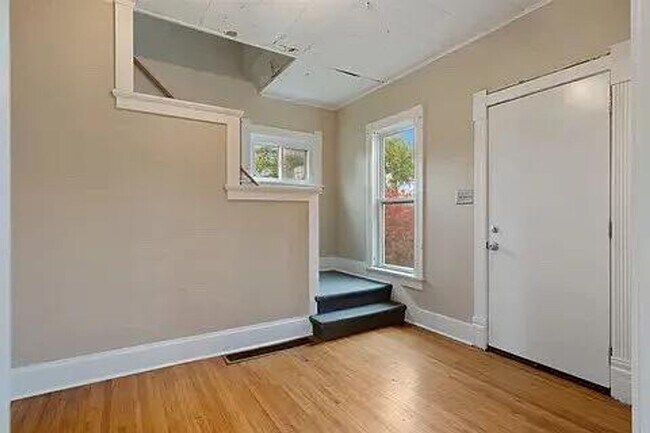 Building Photo - 4 Bedroom 1 Bath