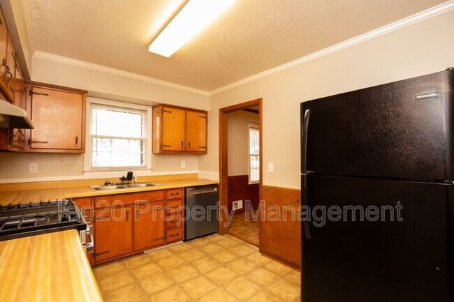 Building Photo - 7974 Shinn Dr