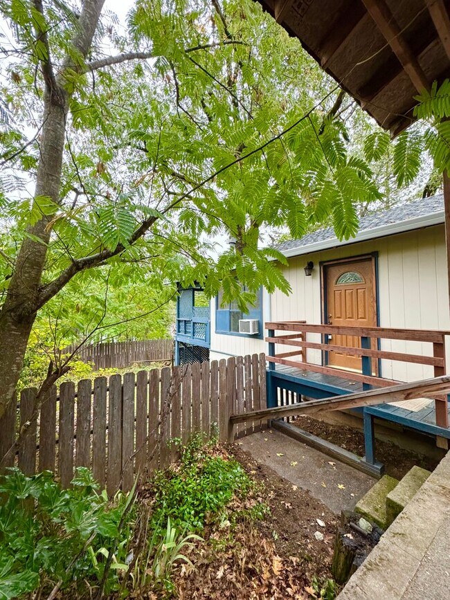 Foto del edificio - Cottage Style Home Nestled in the Trees!!!